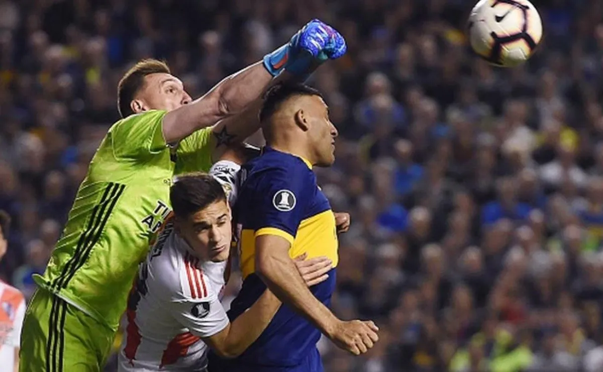 Armani sale a despejar una pelota aérea en la semifinal decisiva ante Boca.