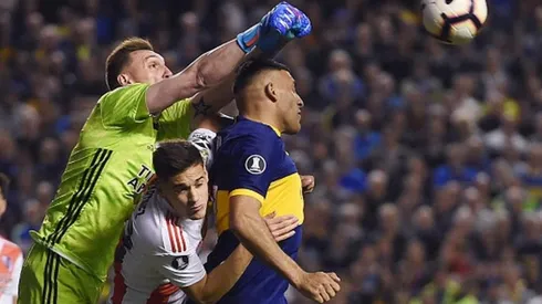 Armani sale a despejar una pelota aérea en la semifinal decisiva ante Boca.