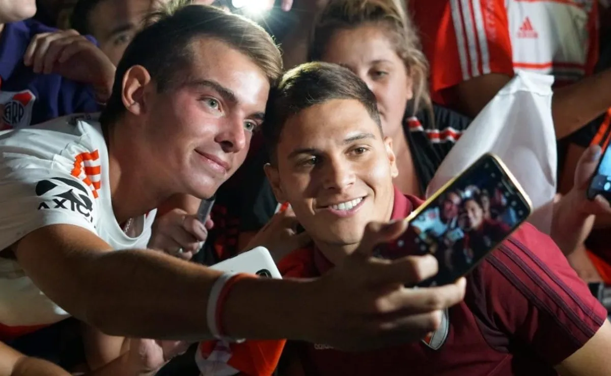Los hinchas de River le brindaron un cálido recibimiento al plantel en Córdoba.