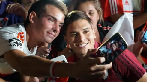 Los hinchas de River le brindaron un cálido recibimiento al plantel en Córdoba.