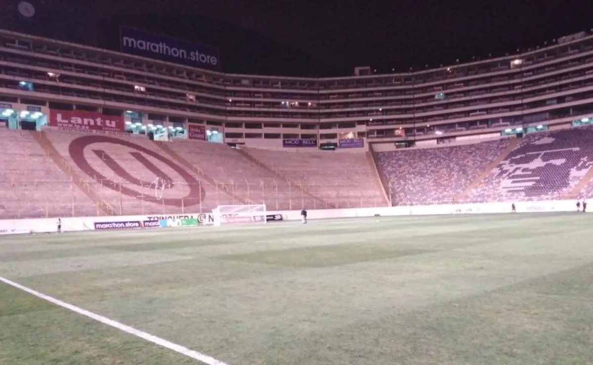 El césped del campo de juego del estadio Monumental de Lima.
