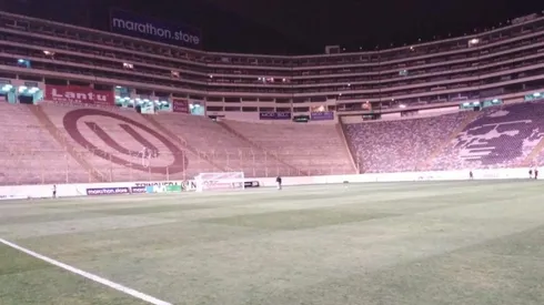 El césped del campo de juego del estadio Monumental de Lima.