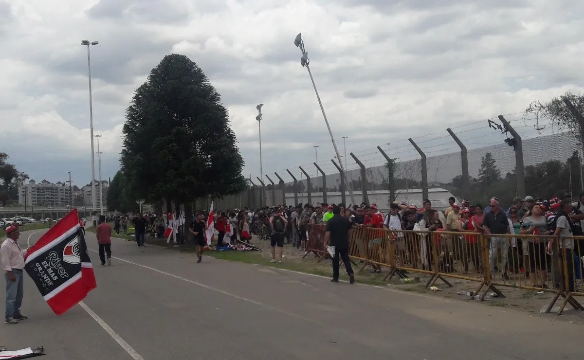 Largas filas en los alrededores del estadio Mario Alberto Kempes.