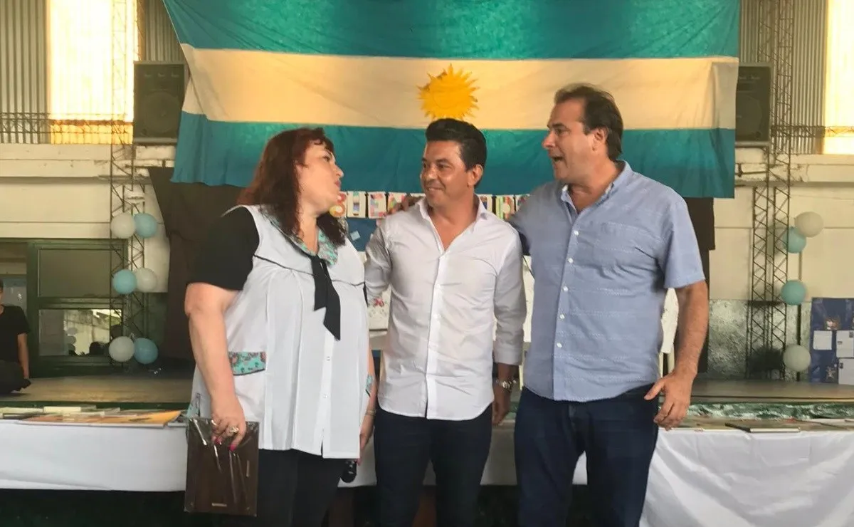 Gallardo visitó la Escuela N° 12 de Merlo, donde se creó una biblioteca deportiva con su nombre..