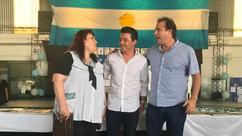 Gallardo visitó la Escuela N° 12 de Merlo, donde se creó una biblioteca deportiva con su nombre..