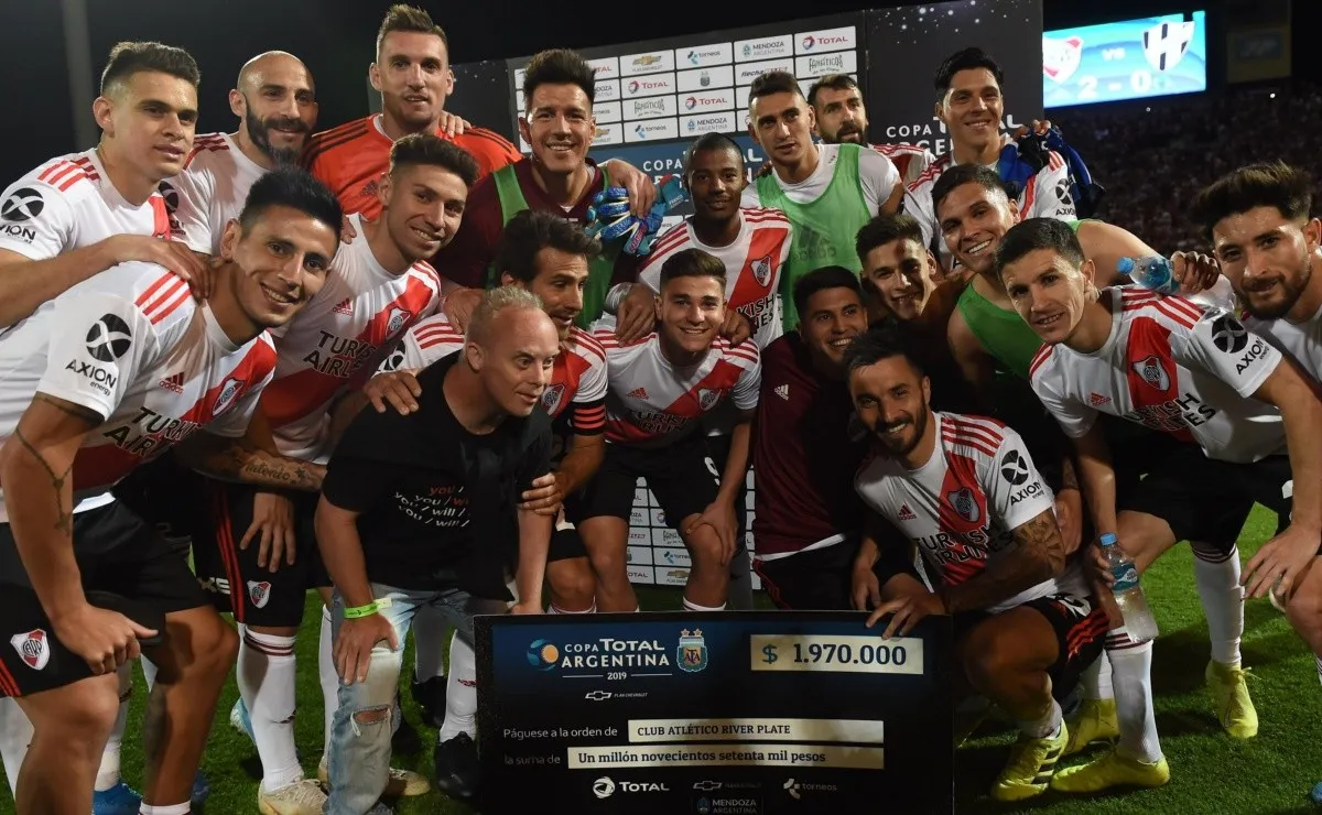 El festejo con el cheque después de eliminar a Almagro, en cuartos de final.