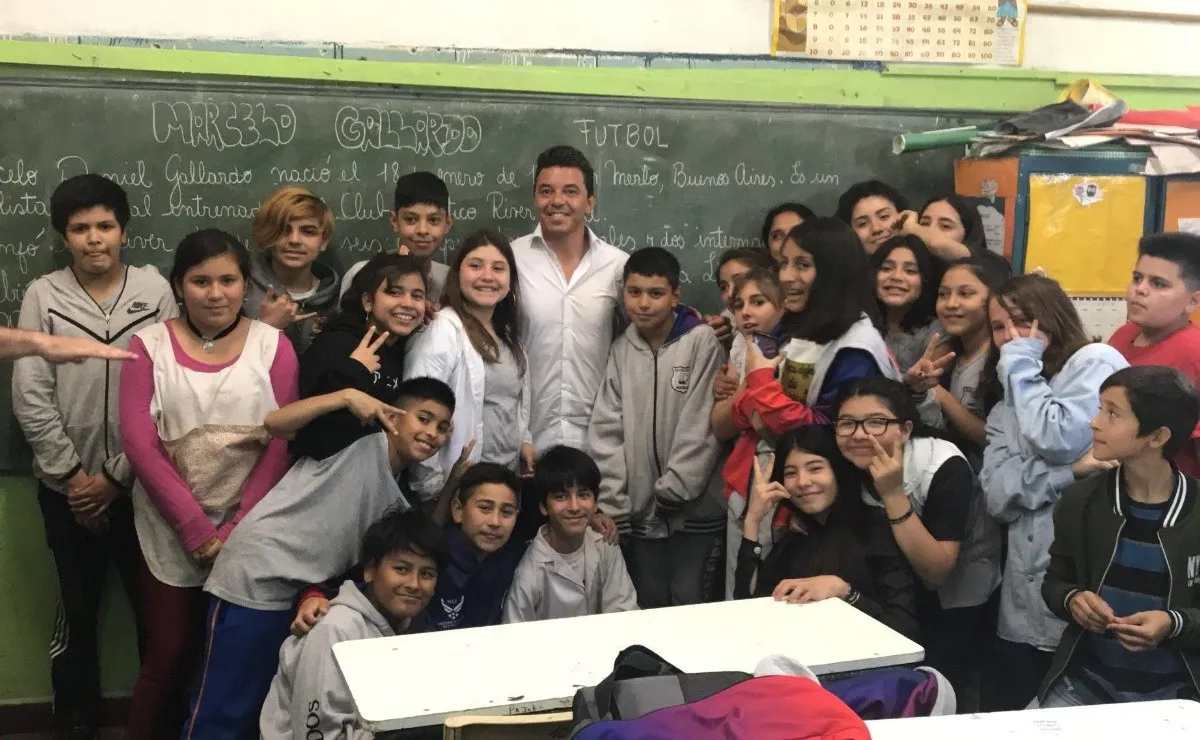 Gallardo y varios estudiantes en una de las aulas de la escuela N° 12 de Merlo.
