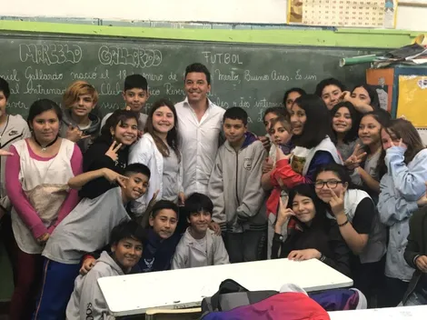 ¿Por qué se emocionó Gallardo visitando su escuela primaria?