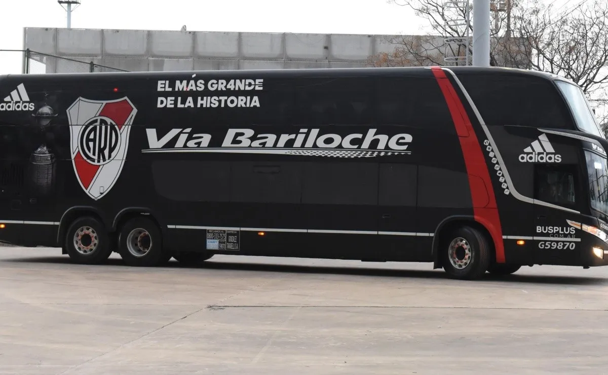 La empresa que traslada al plantel ya programó diez ómnibus hacia Perú.