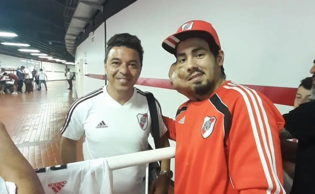 El encuentro entre Seba y el Muñeco, en el anillo del Estadio Monumental