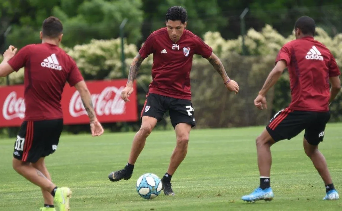 Enzo Pérez controla la pelota durante un entrenamiento de River.