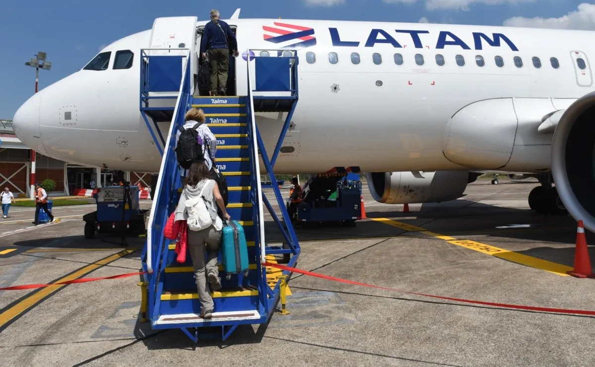 La aerolínea también opera en Argentina. ¿Tomará la misma decisión?