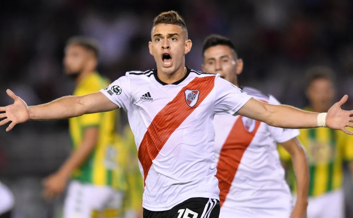 Rafael Borré, carta de gol de River en la Superliga.