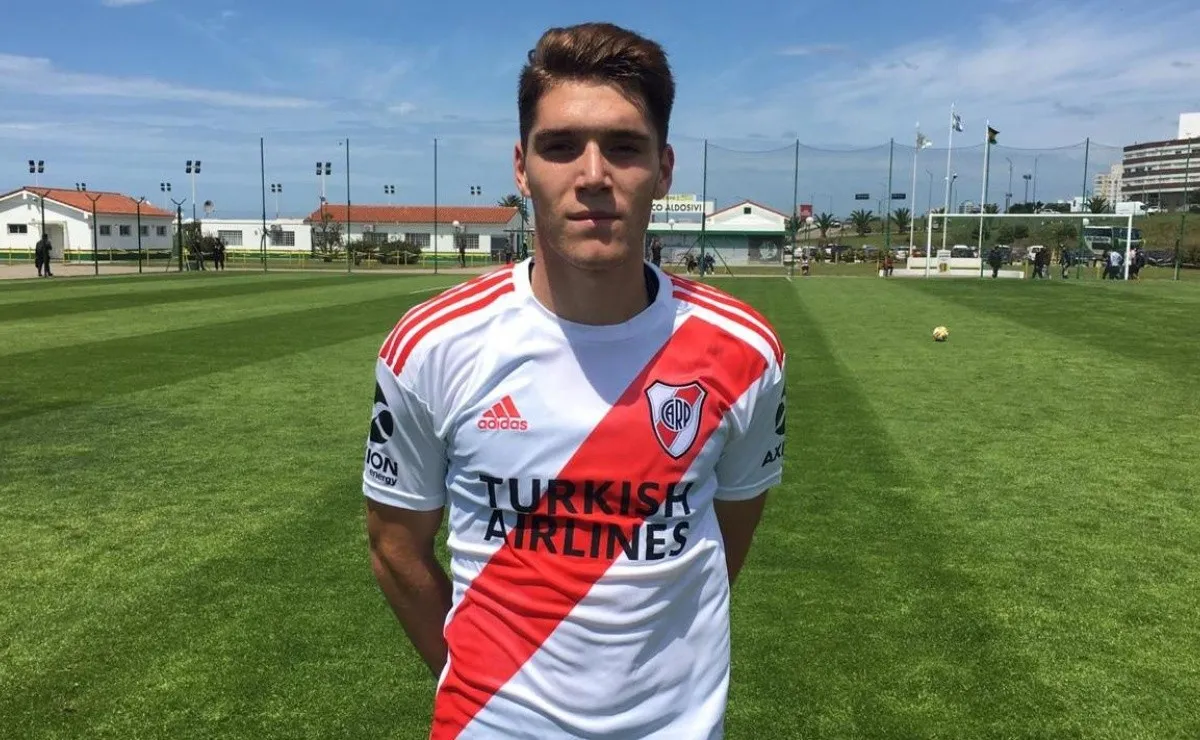 El atacante de 19 años acumula cuatro partidos oficiales en River
