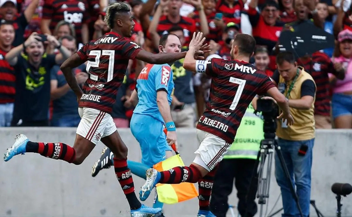 Bruno Henrique celebra uno de sus tres goles ante Corinthians.