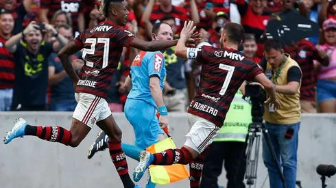 Bruno Henrique celebra uno de sus tres goles ante Corinthians.