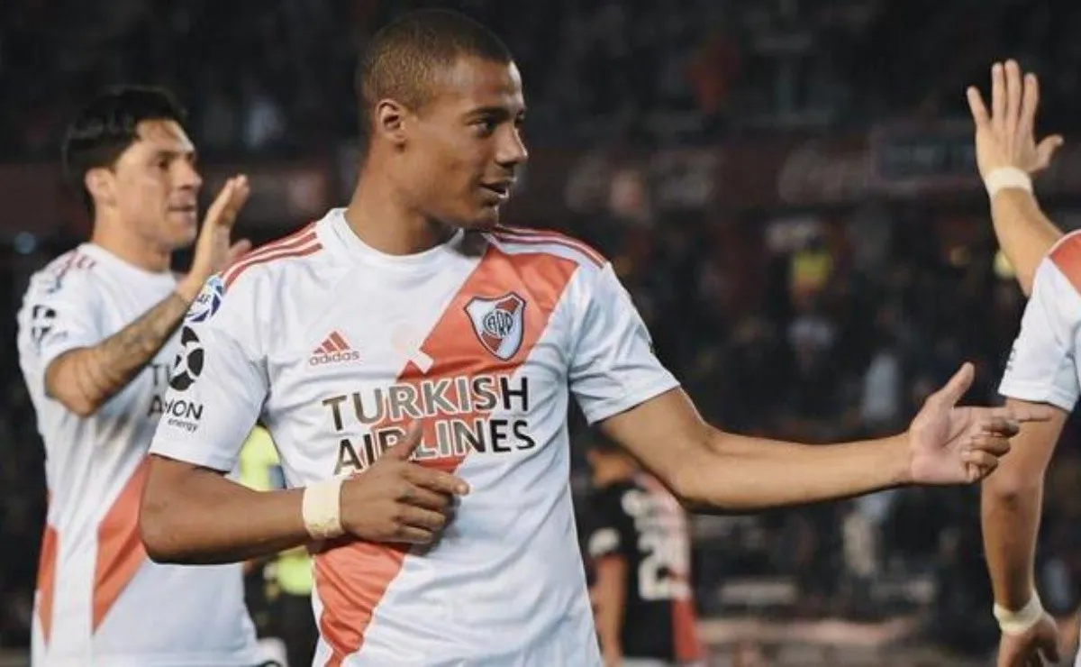En el día de un nuevo aniversario de su natalicio, el ex futbolista de River recibió un mimo.