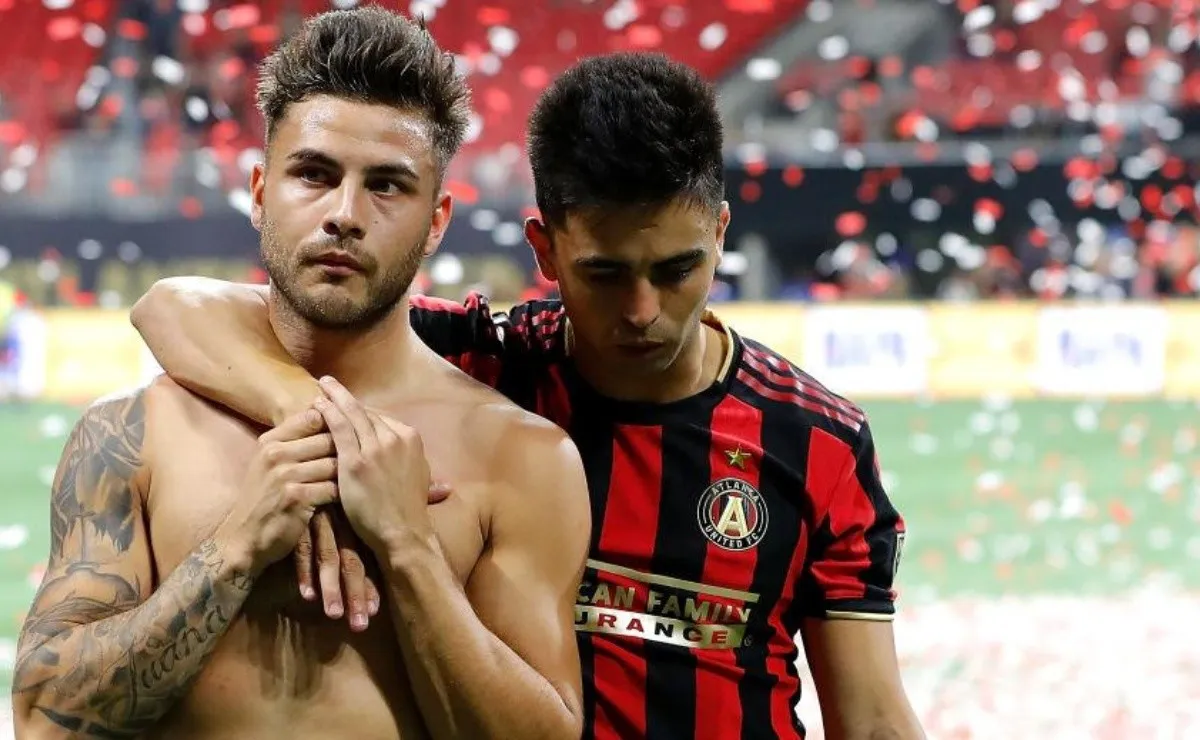 El Pity Martínez se lamenta y abraza a Héctor Villalba.