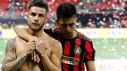 El Pity Martínez se lamenta y abraza a Héctor Villalba.