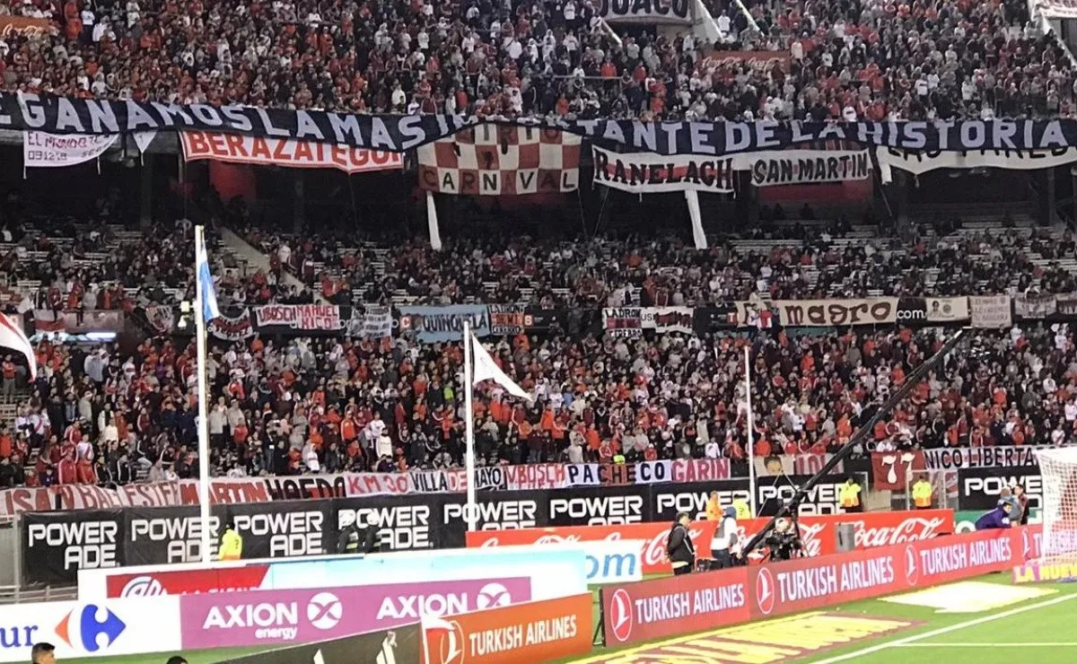 "Te ganamos la más importante de la historia", el trapo que se lució en la Sívori alta.