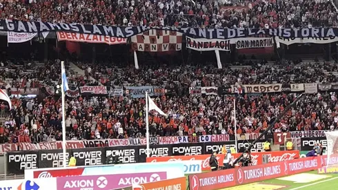 "Te ganamos la más importante de la historia", el trapo que se lució en la Sívori alta.