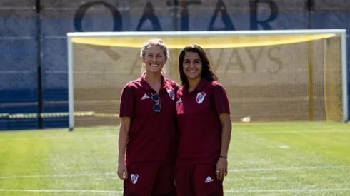 Las estadounidenses posan juntas en la Bombonera, donde River jugó la primera fecha