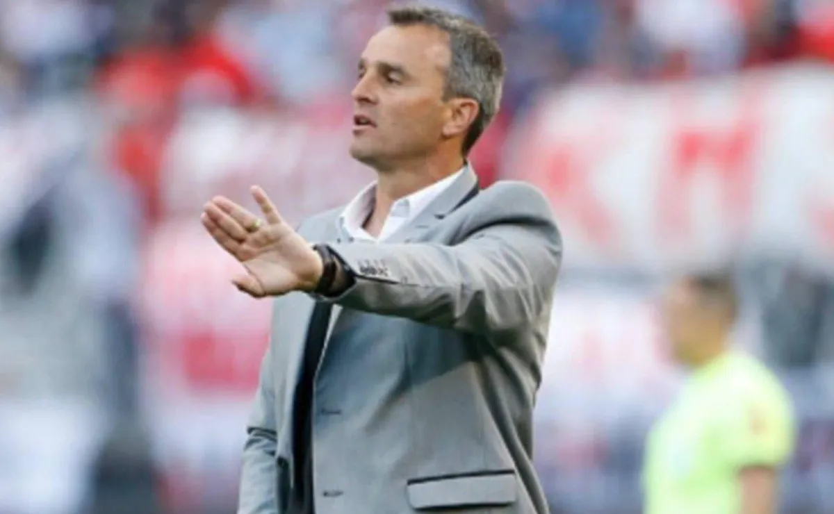 Lavallén, DT de Colón con pasado en River en Primera y en Inferiores.