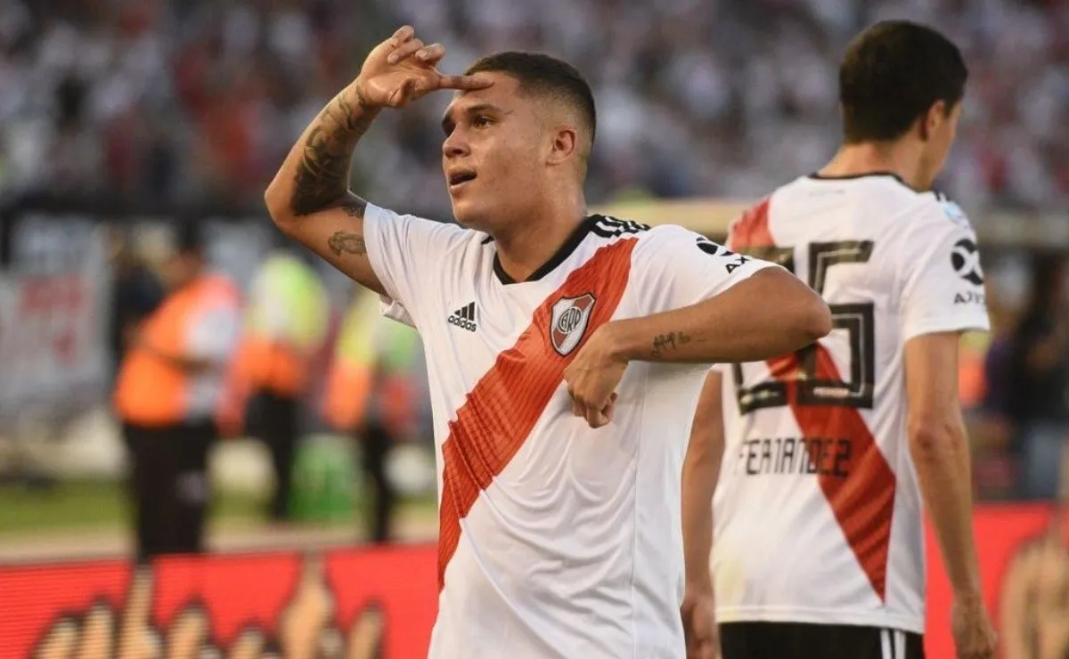 Quintero celebrando un gol en el Monumental.