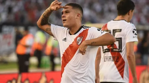 Quintero celebrando un gol en el Monumental.