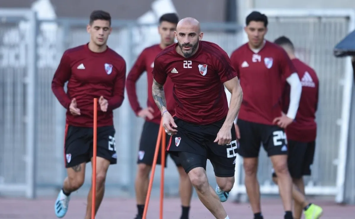 El plantel y una práctica en el Monumental.