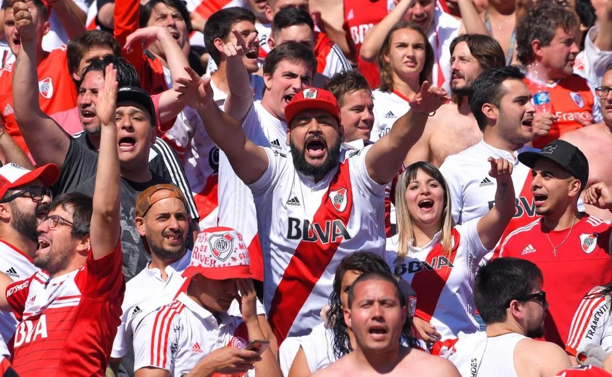 Los hinchas de River se preparan para la final de la Copa.