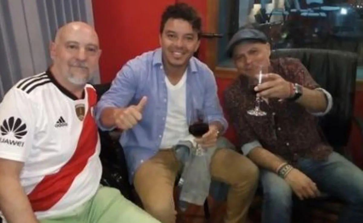 El técnico de River estuvo en una de las grabaciones junto a Juan Subirá y Ariel Prat.
