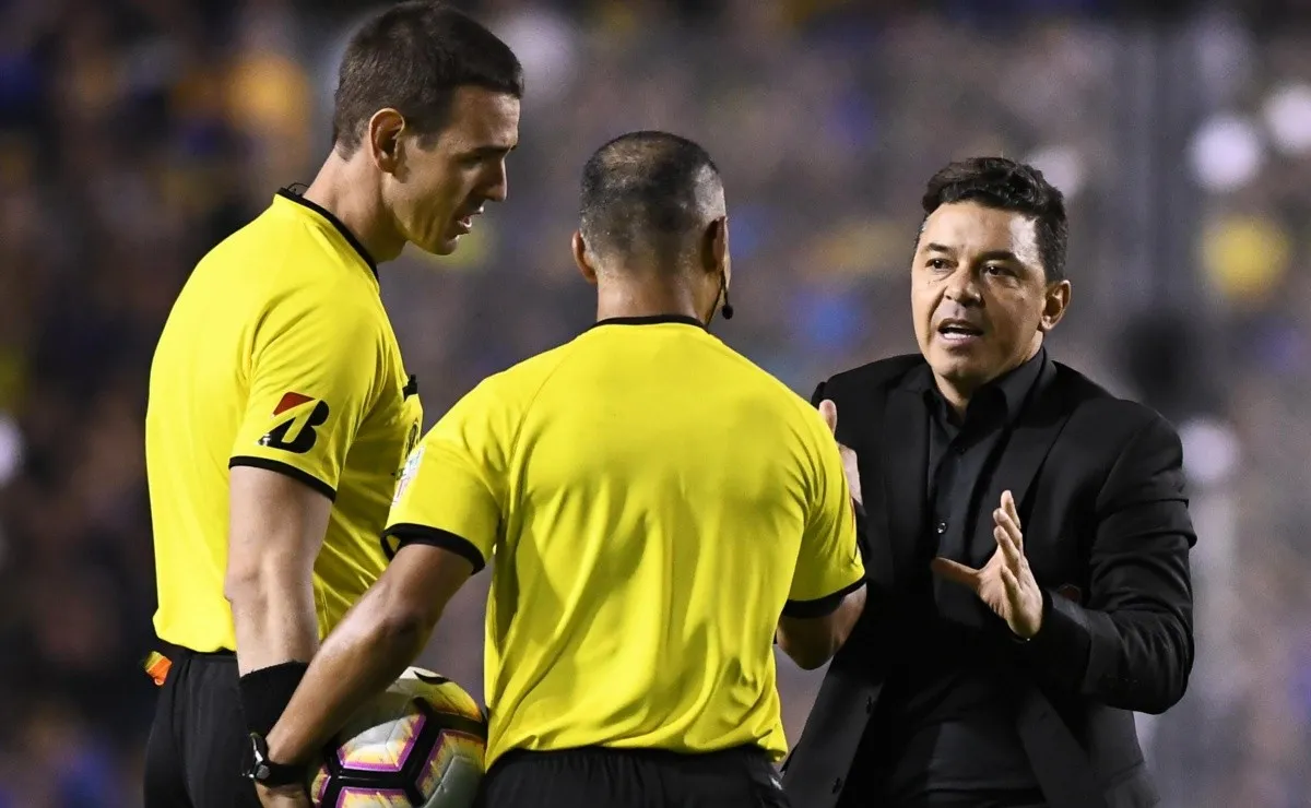 El entrenador de River no fue mencionado por el árbitro brasileño en su descargo.
