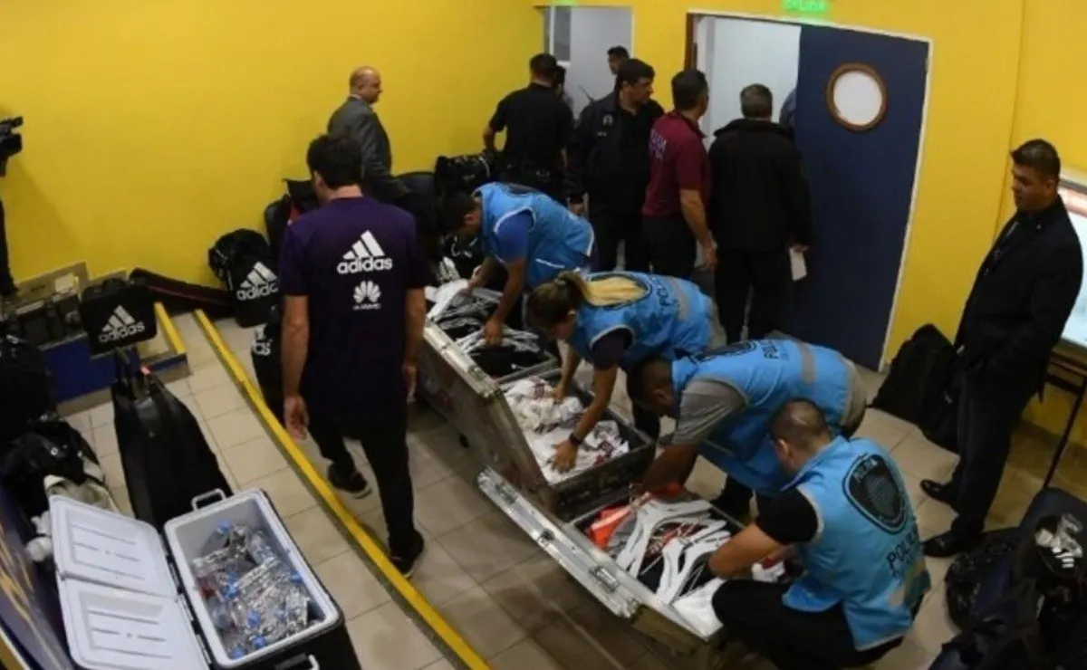 Una vez más, la policía revisó la utilería de River.