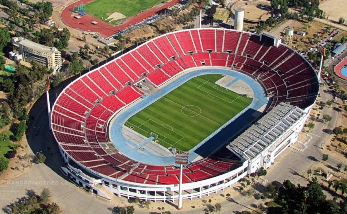 La capacidad del Estadio Nacional es de 48000 personas