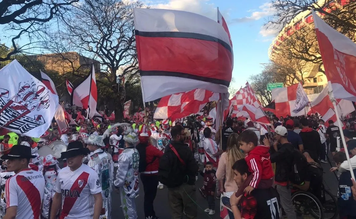 Ya hay muchos hinchas en los alrededores del Monumental