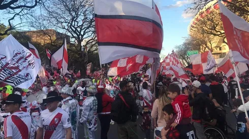 Ya hay muchos hinchas en los alrededores del Monumental