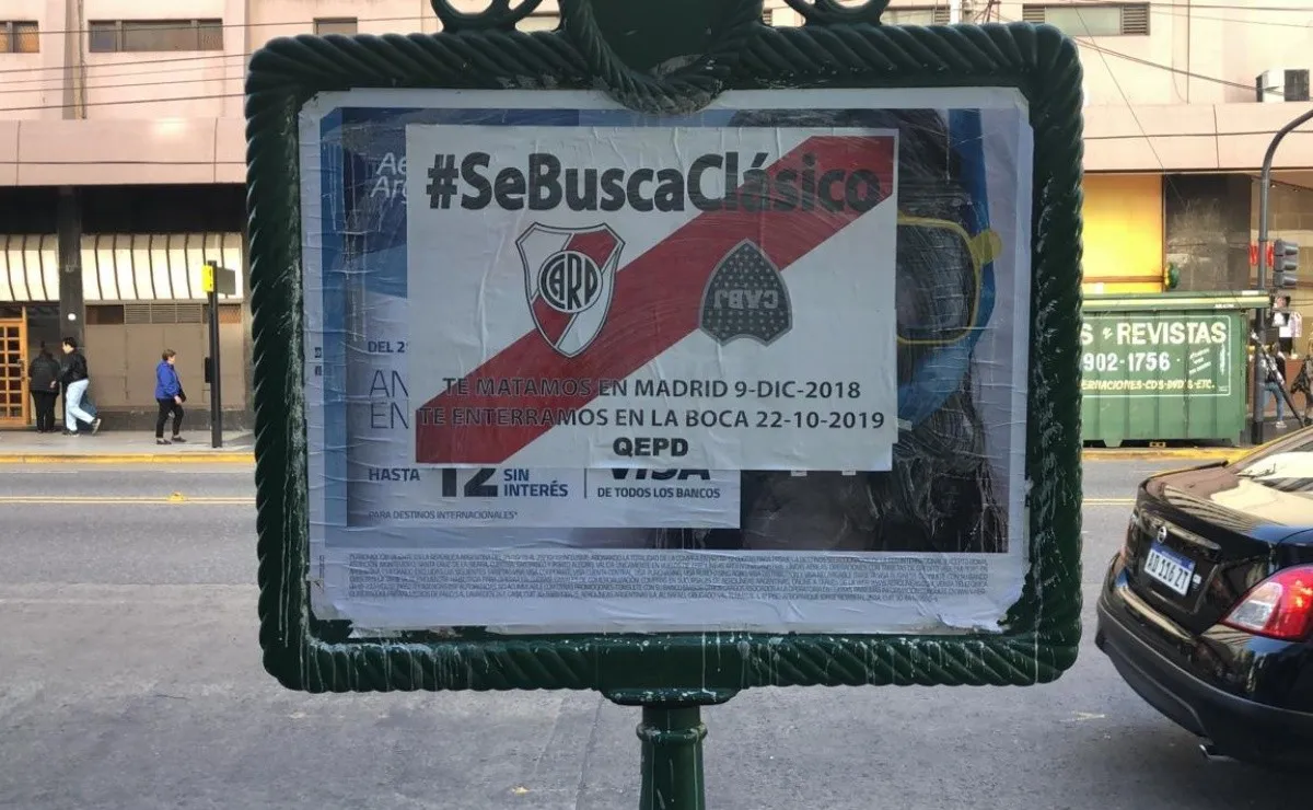 Como en los viejos tiempos, también hubo afiches en los carteles de la Ciudad de Buenos Aires