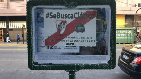 Como en los viejos tiempos, también hubo afiches en los carteles de la Ciudad de Buenos Aires