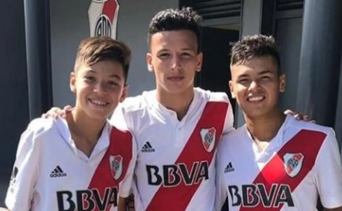 Martiniano en el medio, posando con Matías Gallardo (hijo del Muñeco)