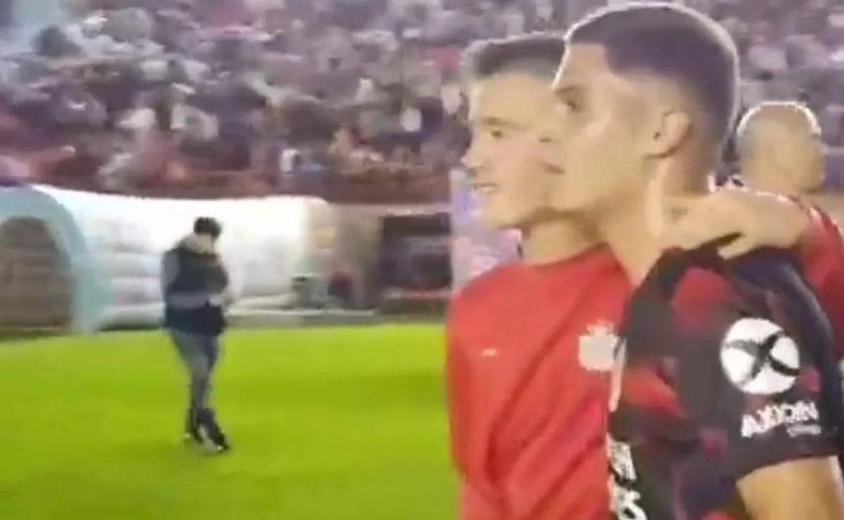 El 10 de River fue acechado por varios hinchas del equipo del Viaducto