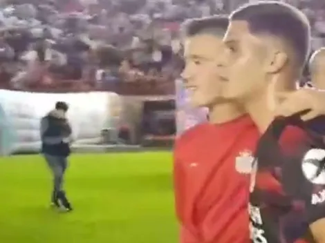 Quintero, ¡a pura foto con la gente de Arsenal!