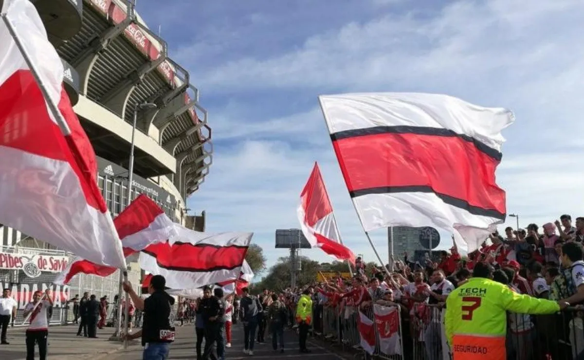 Los hinchas preparan una fiesta para despedir al plantel.