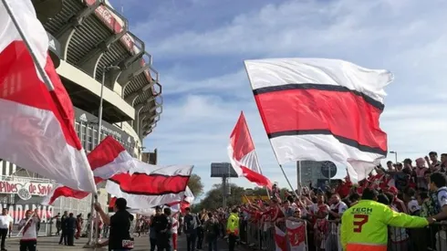 Los hinchas preparan una fiesta para despedir al plantel.