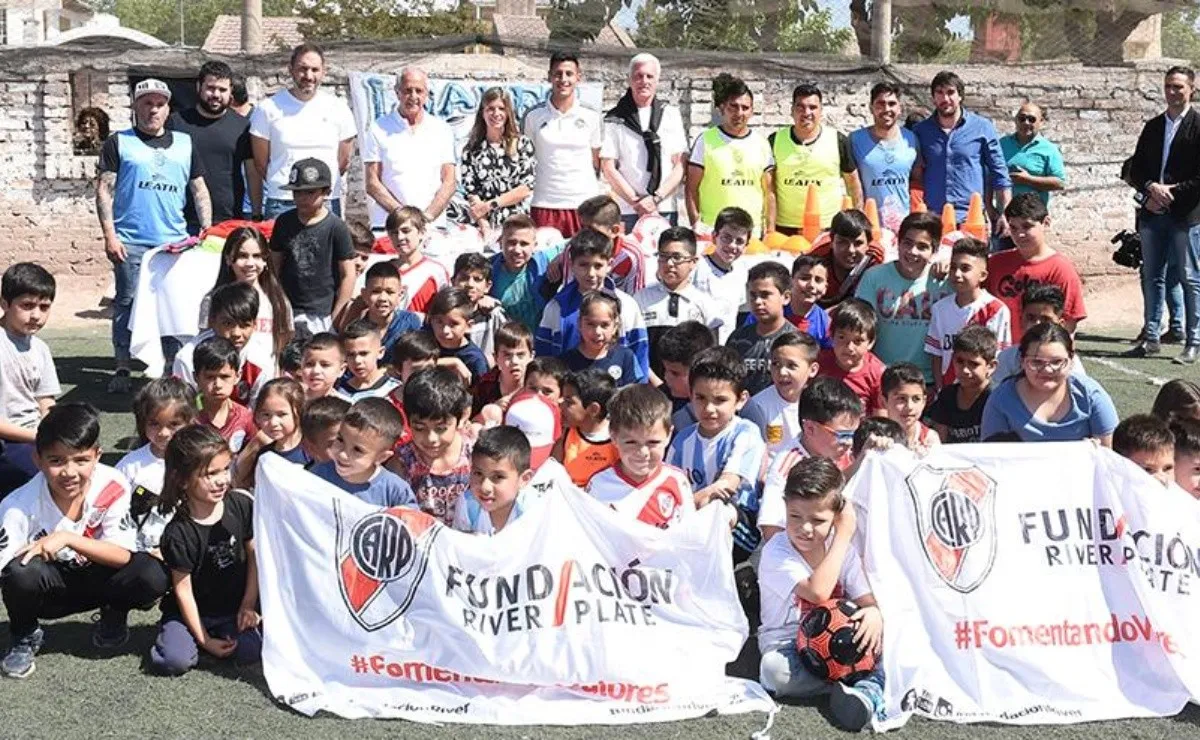 La fundación realizó una donación de materiales deportivos a una escuelita de fútbol