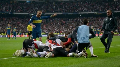 El dedito levantado de Nández fue comparado con el de Alberto Fernández por los hinchas