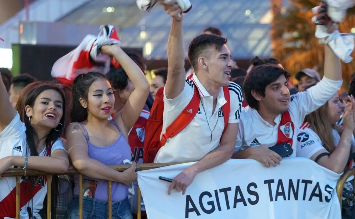 El centro de la capital provincial se vistió de rojo y blanco para retirar las entradas.