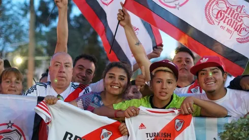 A diferencia de la vez pasada, el recibimiento de los hinchas fue en un hotel alejado del centro. (FOTO: LPM)