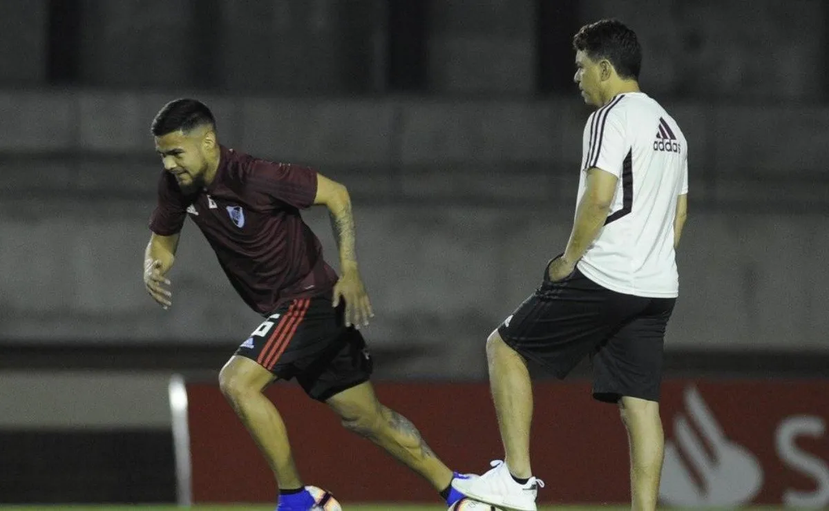 Paulo Díaz se entrena bajo la atenta mirada de Gallardo.