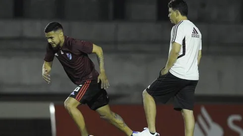 Paulo Díaz se entrena bajo la atenta mirada de Gallardo.